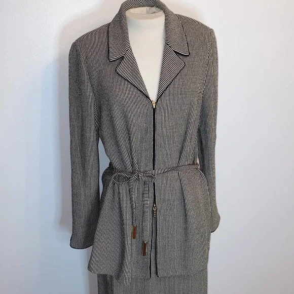 St. John Gray Knit Shirt Suit with Belted Blazer - Picture 2 of 12